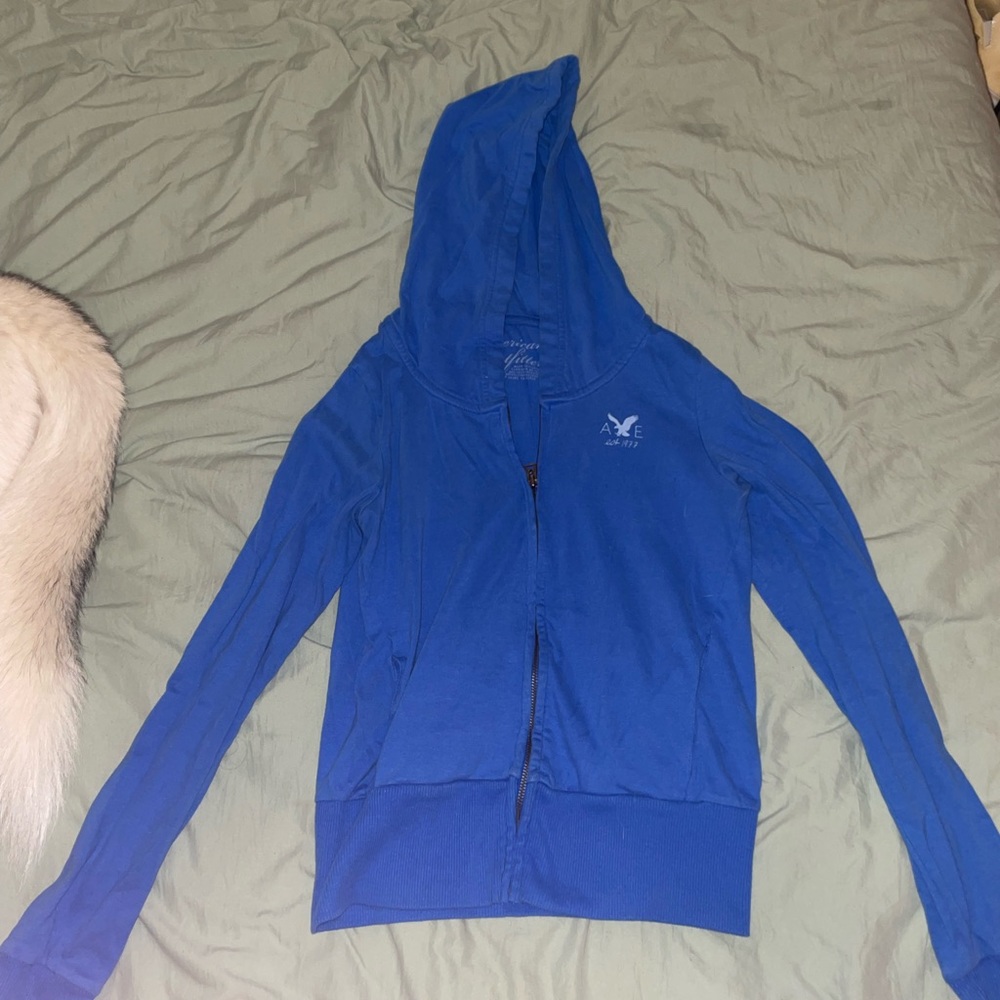 Women’s medium, long sleeve blue zip up jacket.